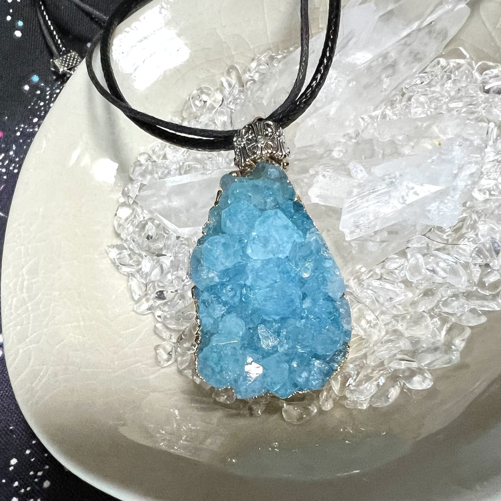 M421からの鉱石ネックレス