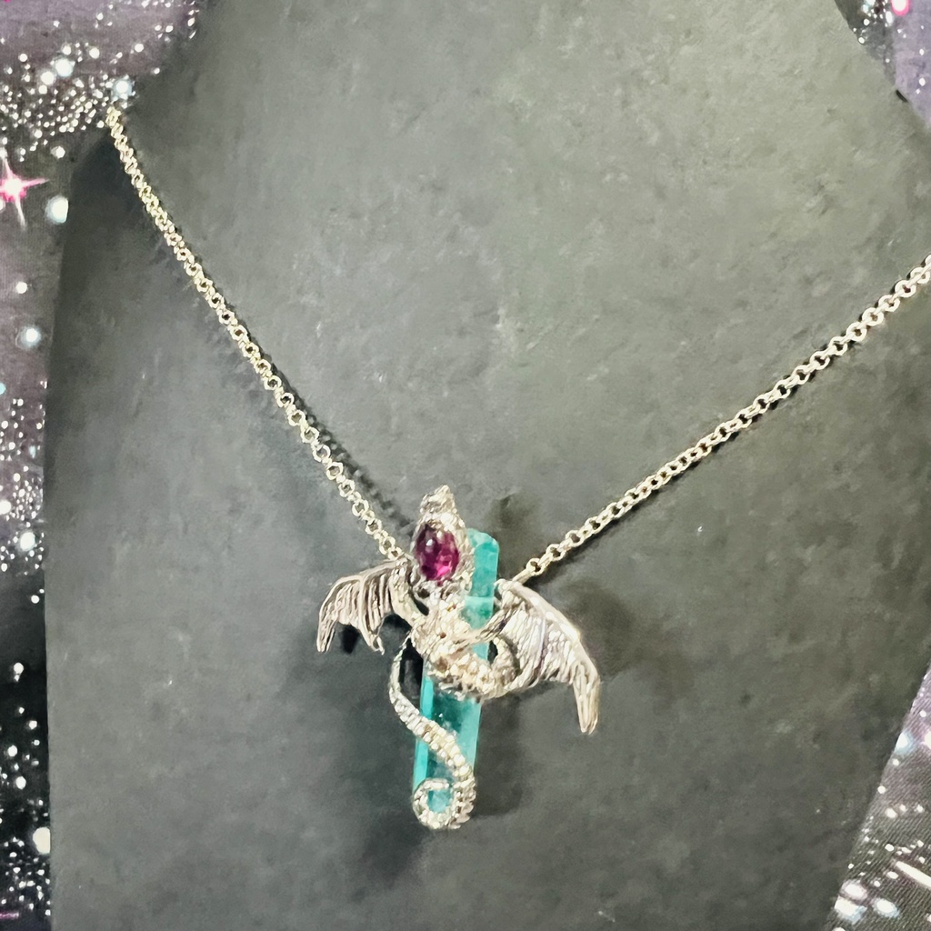 ガーネット竜と水色の魔法石ネックレス