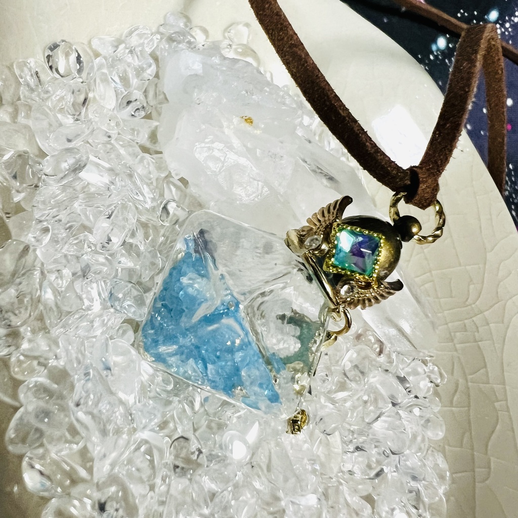 ひし形のガラスポット、紐ネックレス