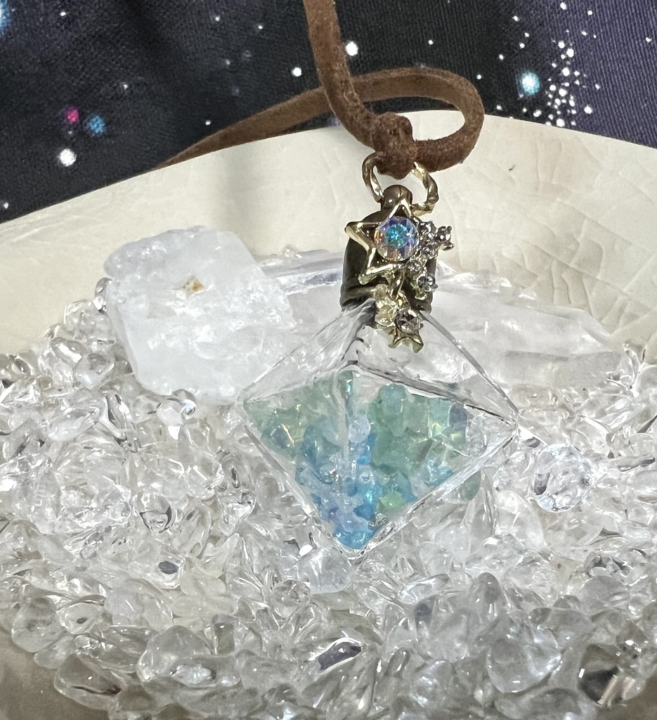 ひし形ガラスポット、ネックレス(オパール入り)