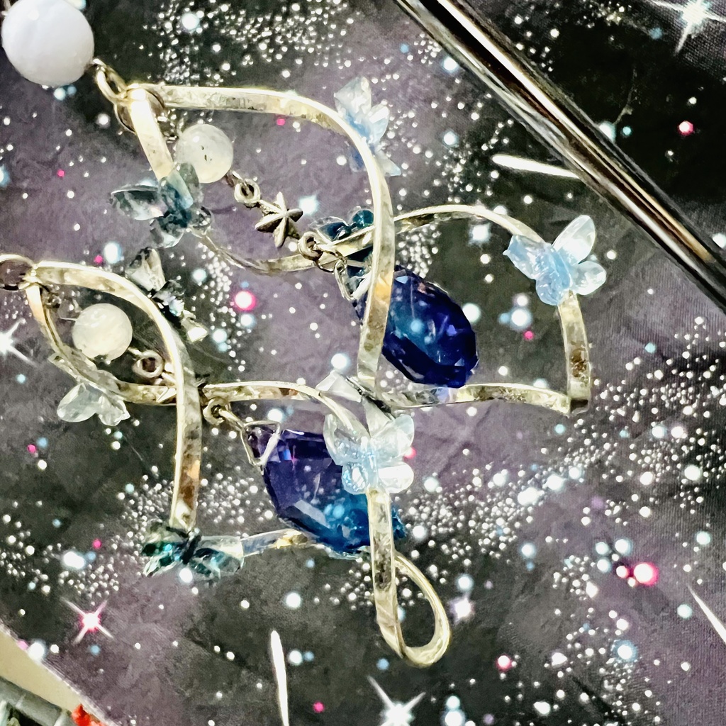 幻想的と銀河のようなイヤリング