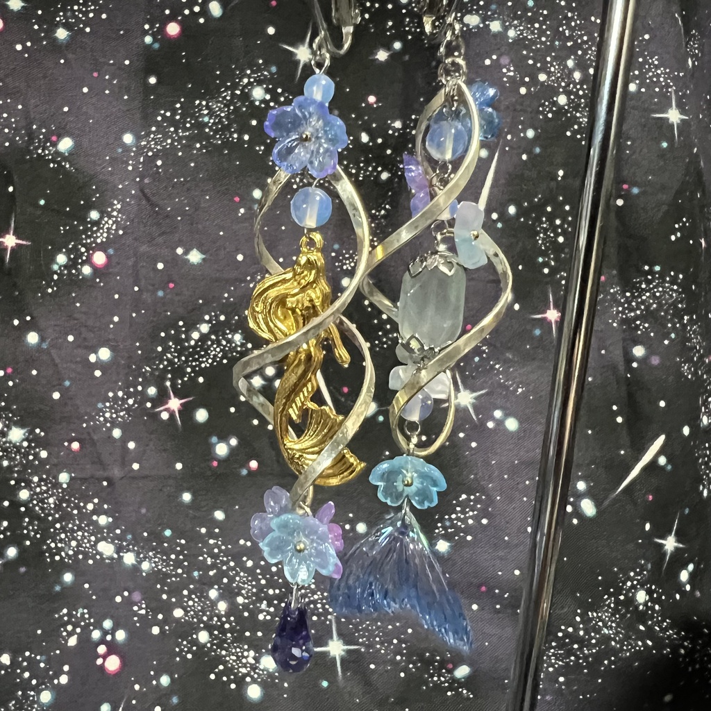 幻想的な水色の人魚イヤリング