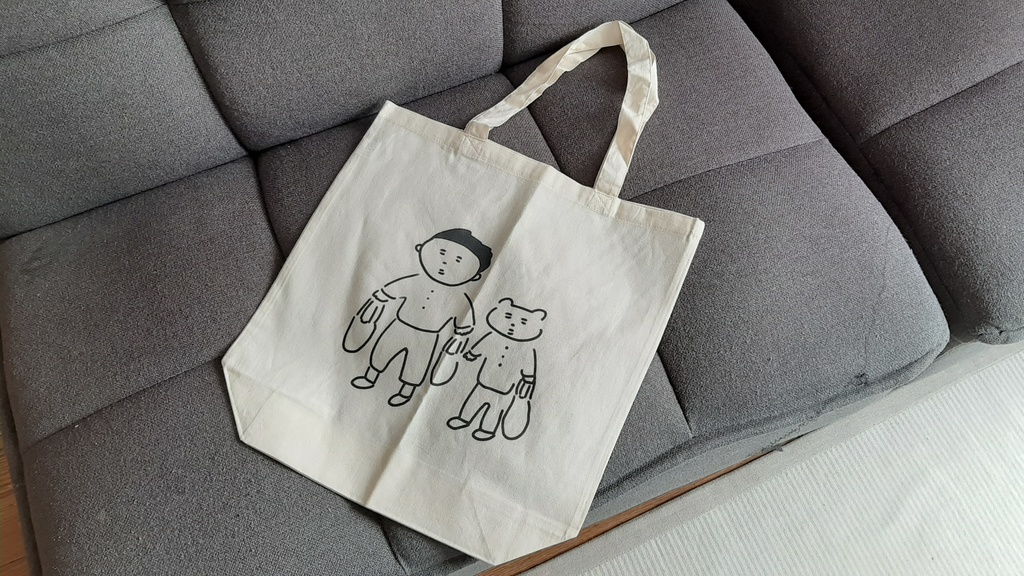 買い物帰りの男子と猫