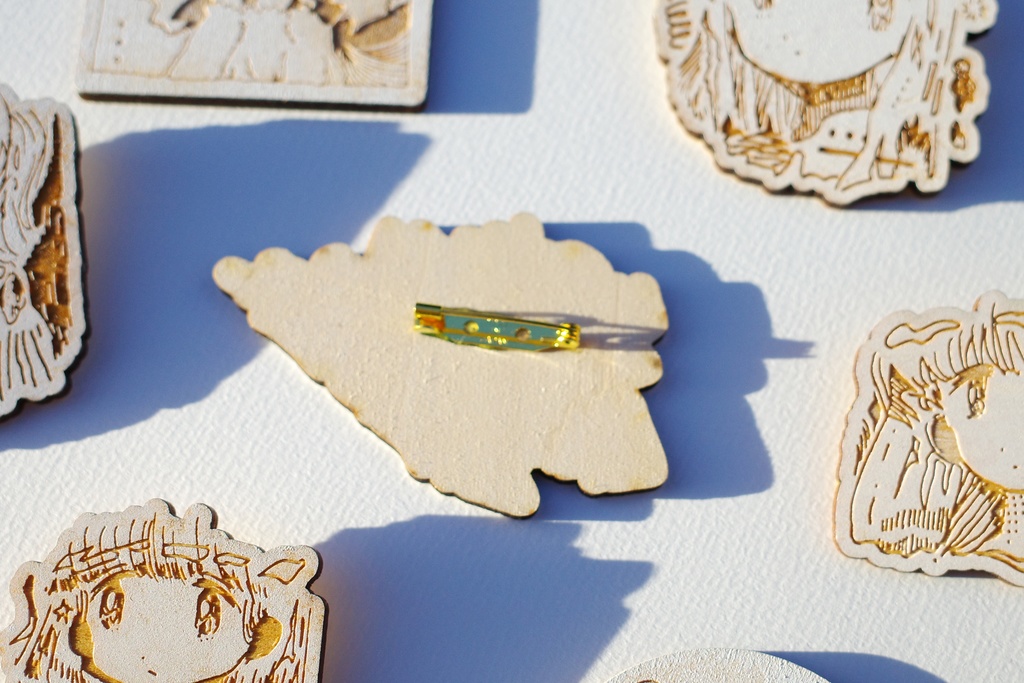 木製イラストバッジ