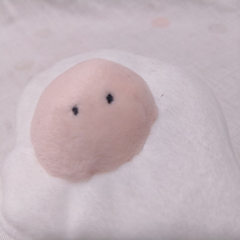 勇ましいチビの目玉焼きスライムぬいぐるみ