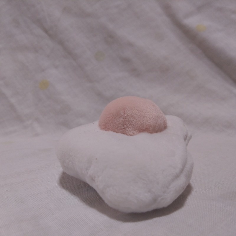 勇ましいチビの目玉焼きスライムぬいぐるみ