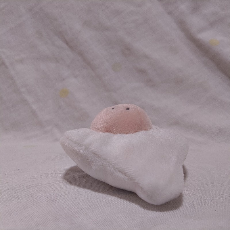 勇ましいチビの目玉焼きスライムぬいぐるみ