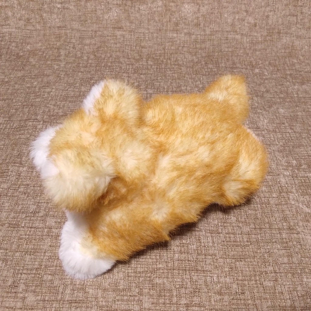 寝転ぶ犬ぬいぐるみ