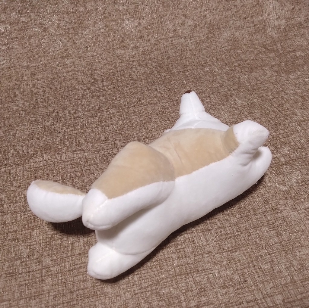 寝転ぶ犬ぬいぐるみ