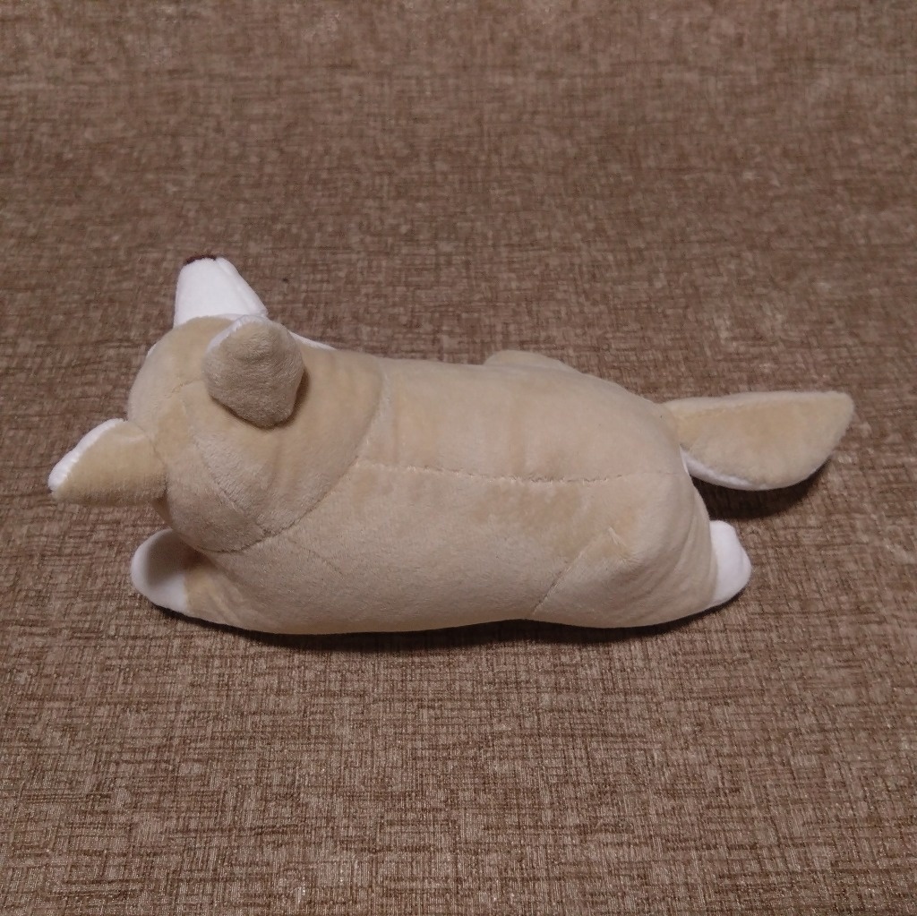 寝転ぶ犬ぬいぐるみ