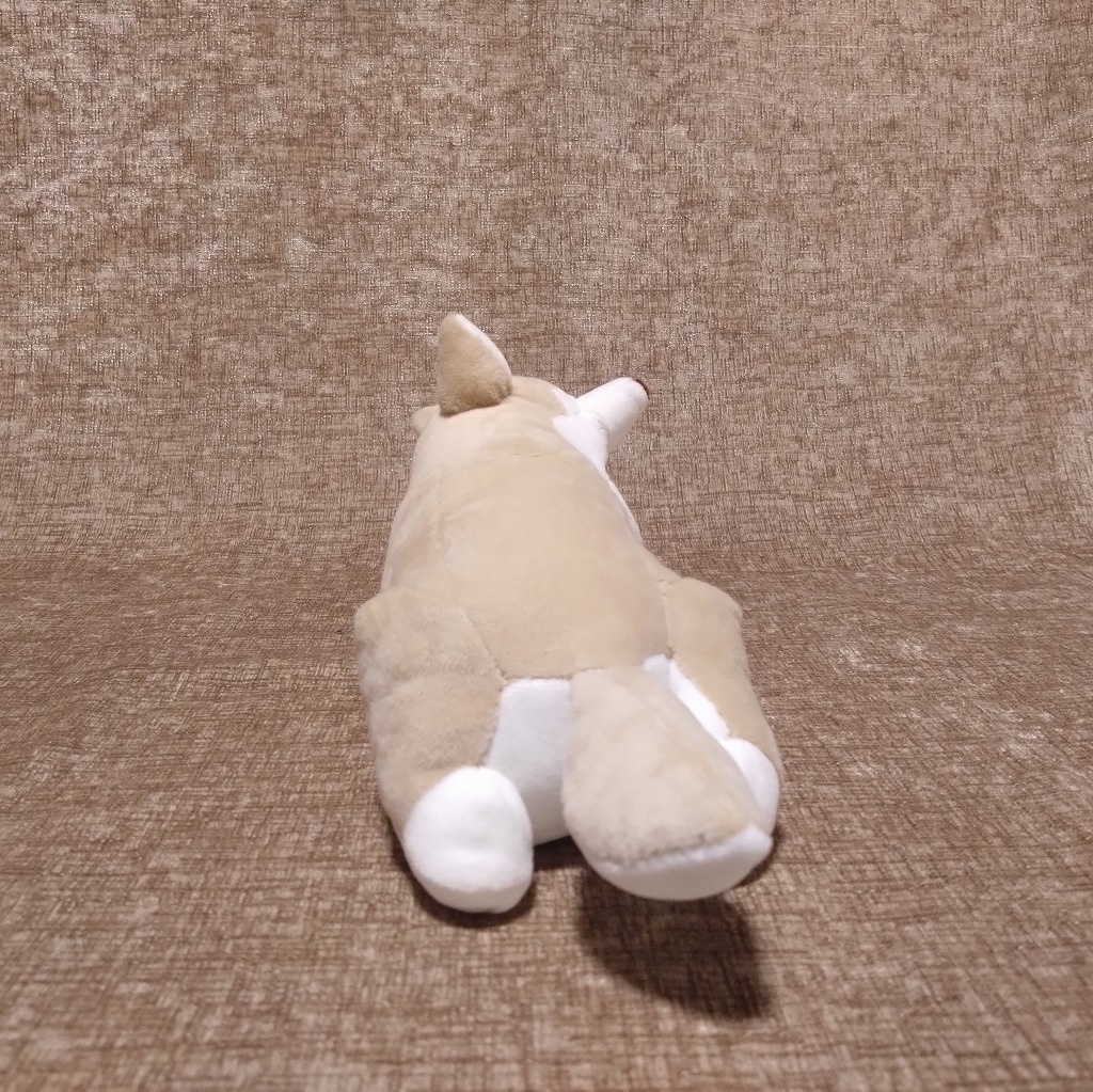 寝転ぶ犬ぬいぐるみ