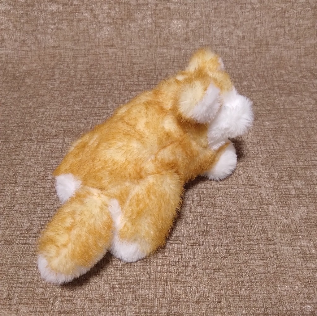 寝転ぶ犬ぬいぐるみ