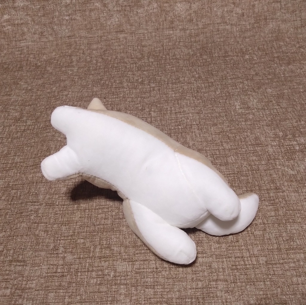 寝転ぶ犬ぬいぐるみ