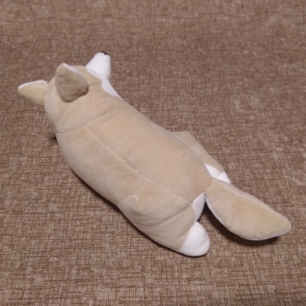 寝転ぶ犬ぬいぐるみ
