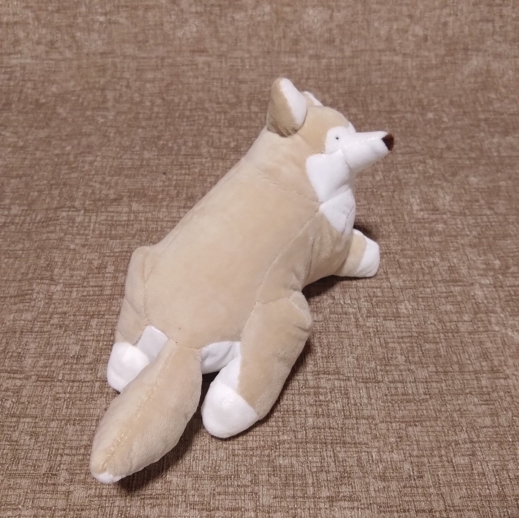 寝転ぶ犬ぬいぐるみ