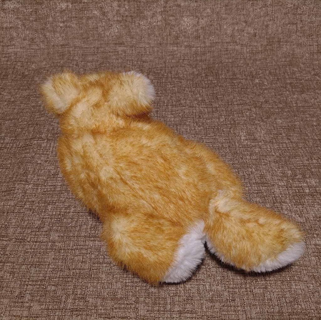 寝転ぶ犬ぬいぐるみ