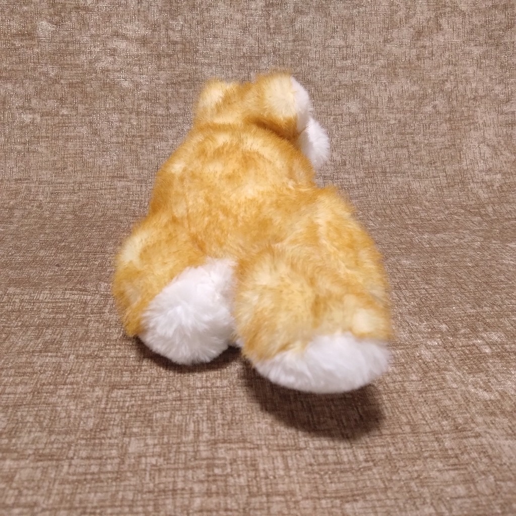 寝転ぶ犬ぬいぐるみ