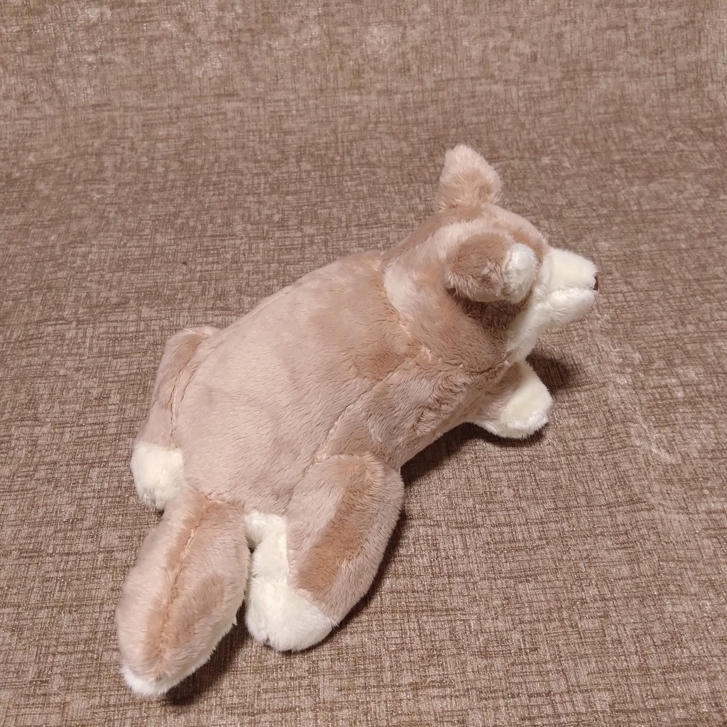 寝転ぶ犬ぬいぐるみ