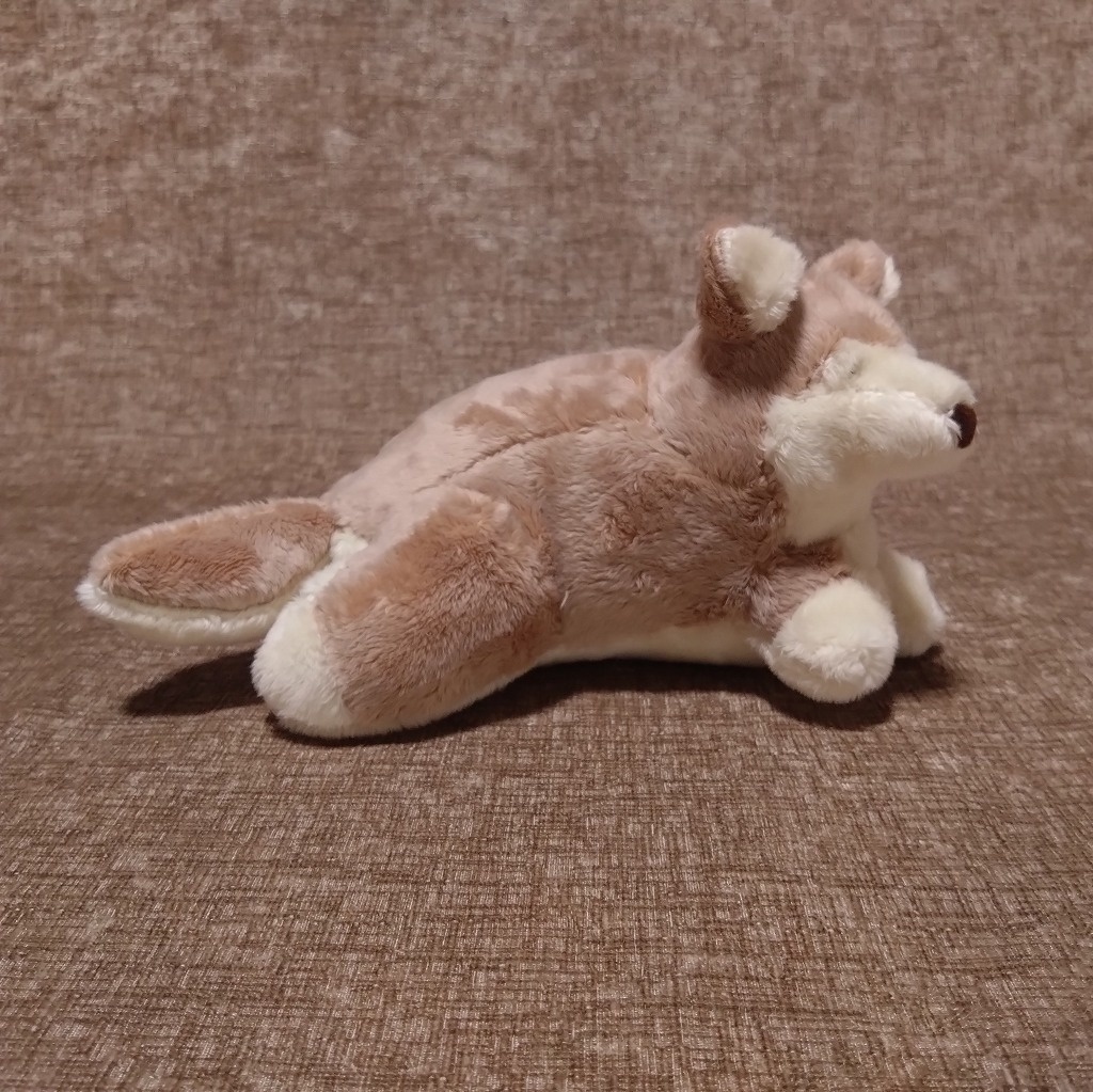 寝転ぶ犬ぬいぐるみ