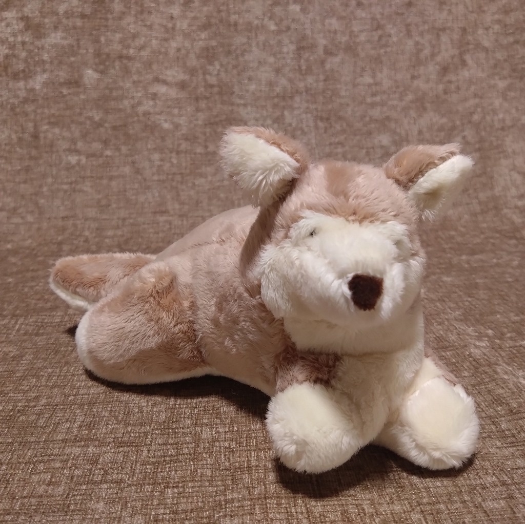 寝転ぶ犬ぬいぐるみ