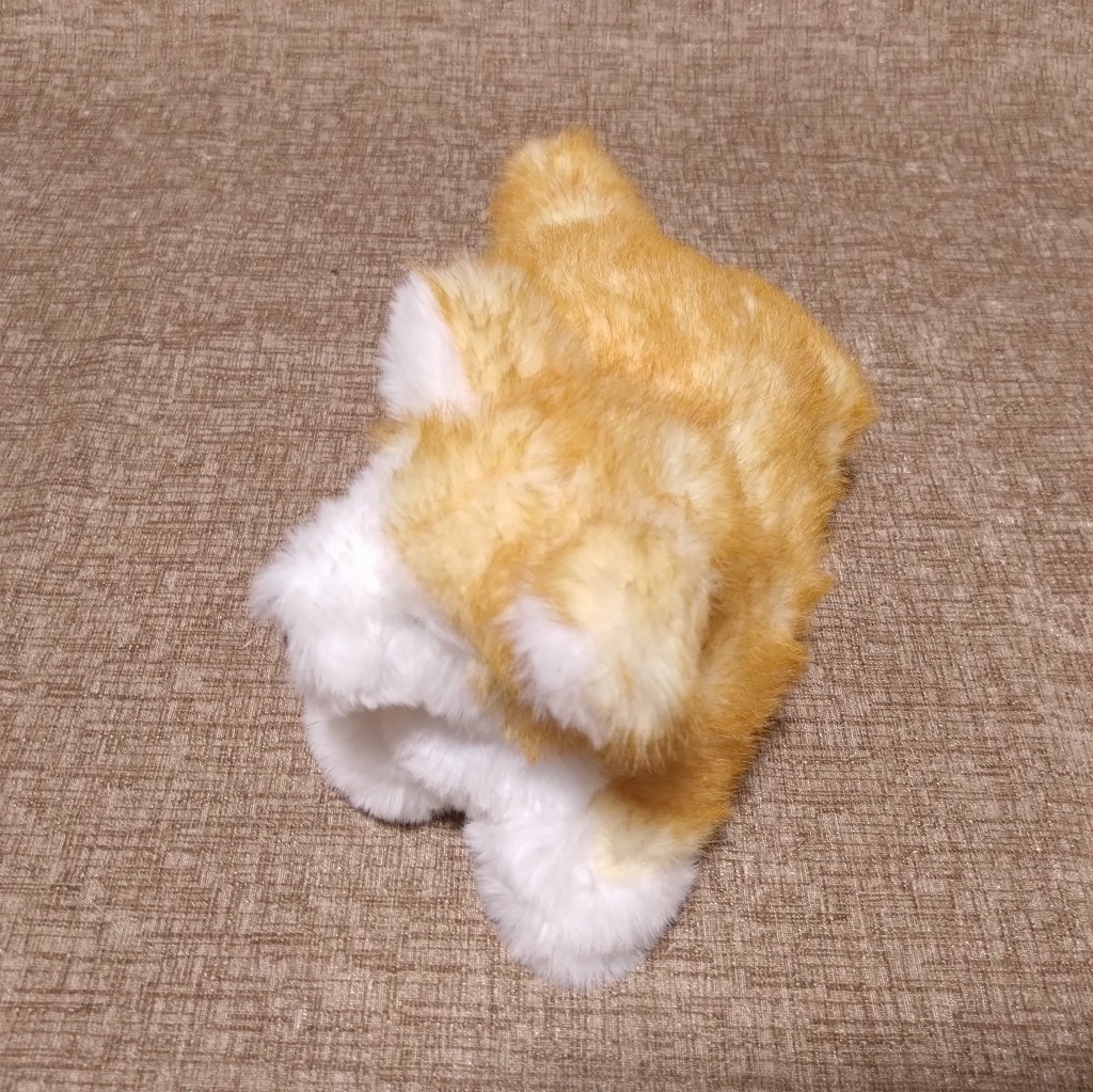 寝転ぶ犬ぬいぐるみ