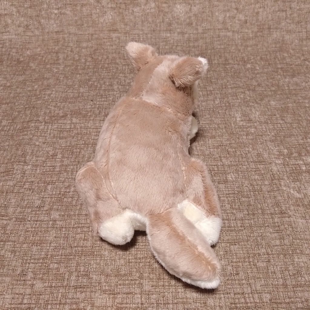寝転ぶ犬ぬいぐるみ