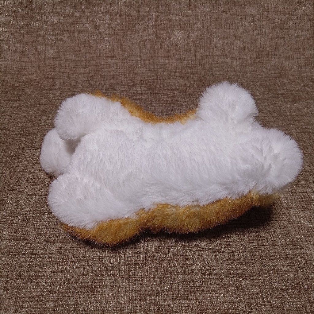 寝転ぶ犬ぬいぐるみ