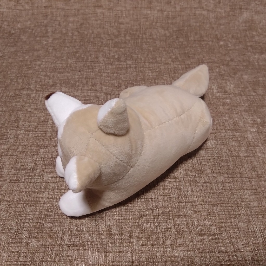 寝転ぶ犬ぬいぐるみ