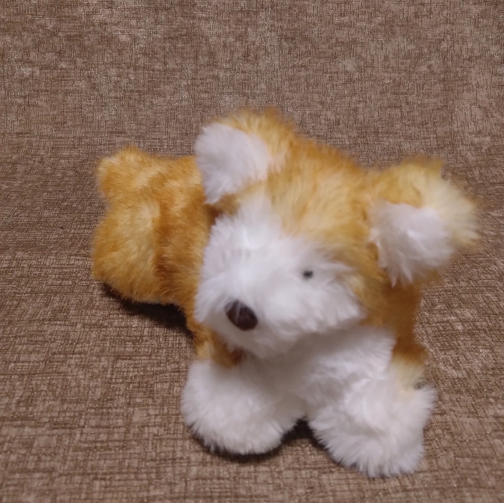 寝転ぶ犬ぬいぐるみ