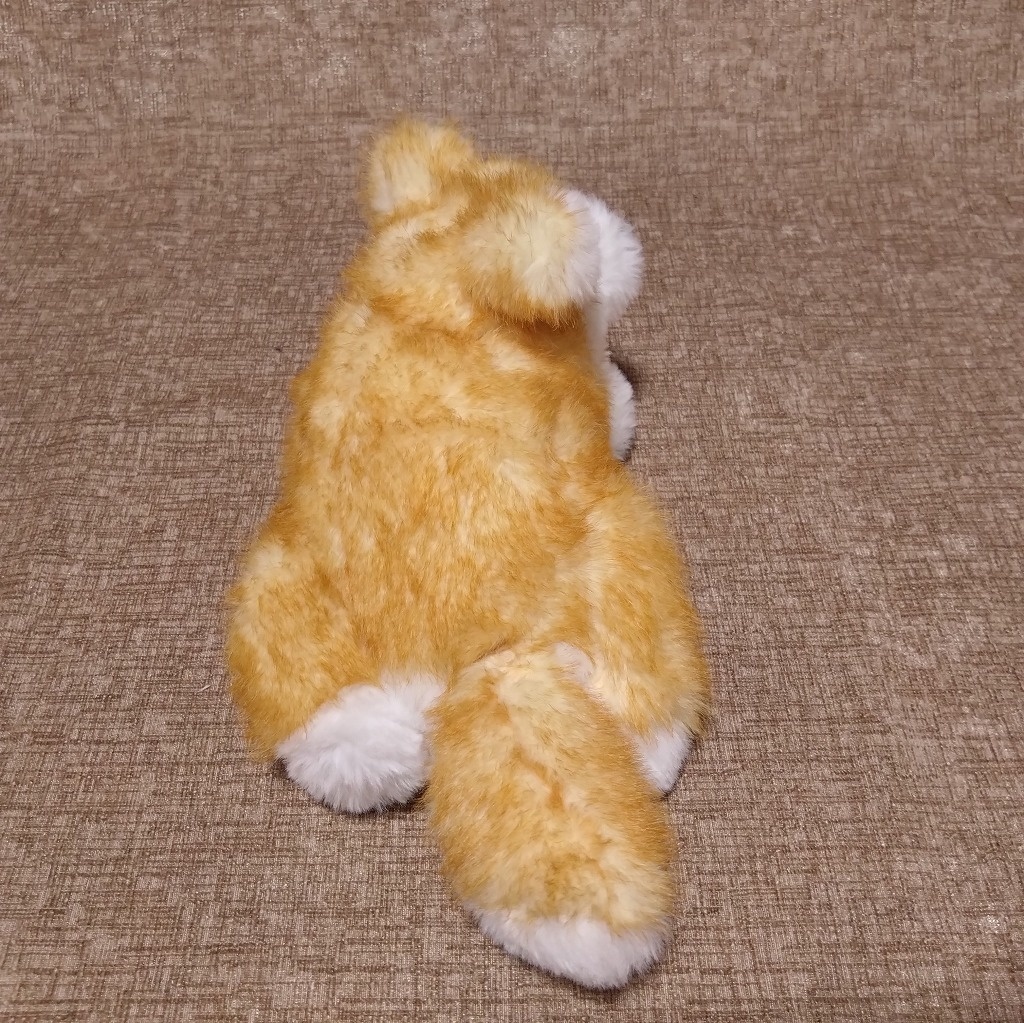 寝転ぶ犬ぬいぐるみ