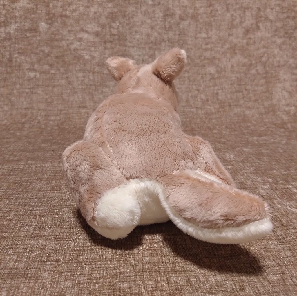 寝転ぶ犬ぬいぐるみ