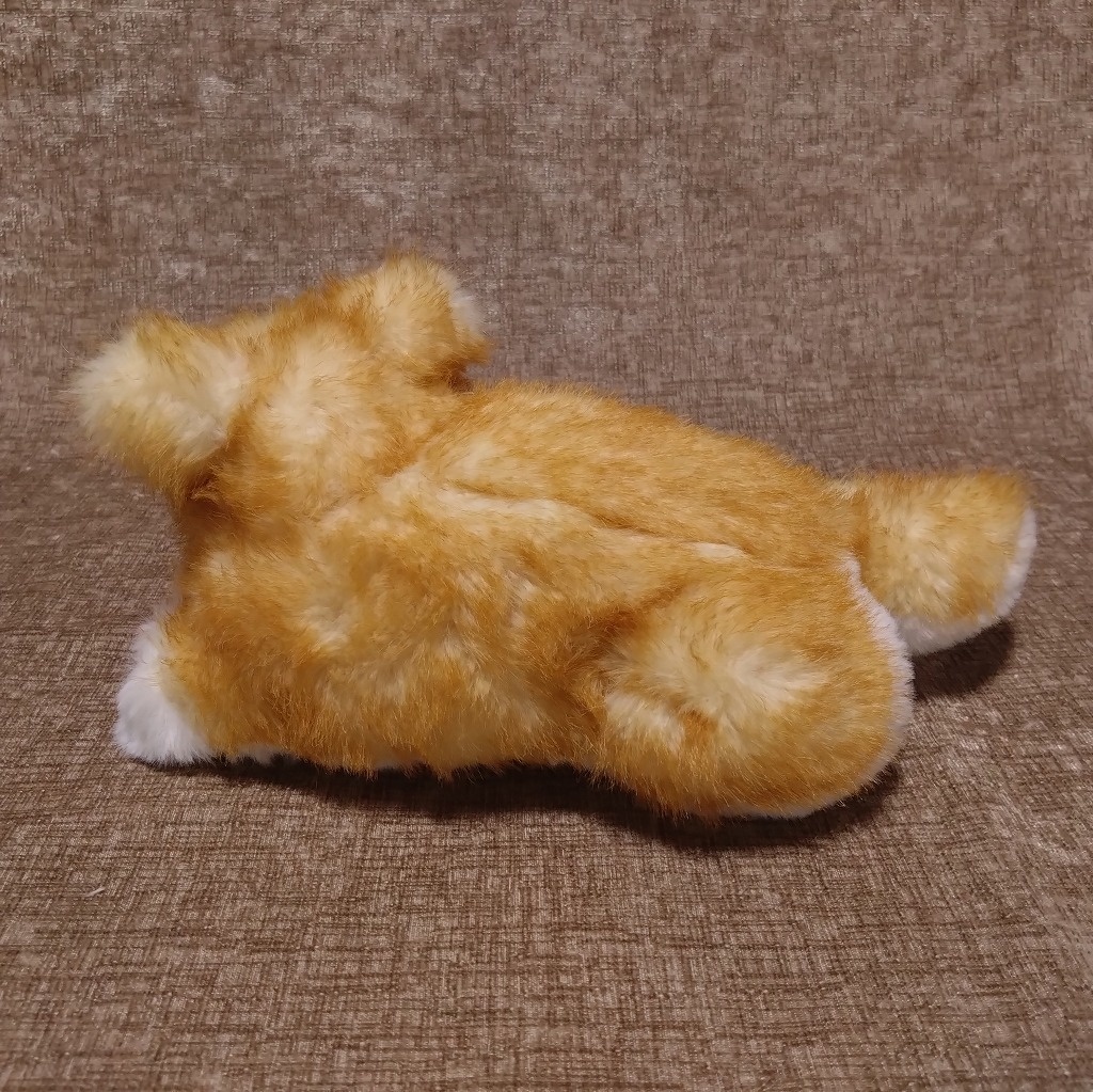 寝転ぶ犬ぬいぐるみ