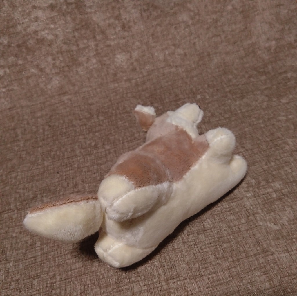 寝転ぶ犬ぬいぐるみ