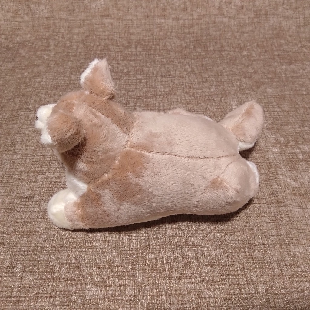 寝転ぶ犬ぬいぐるみ