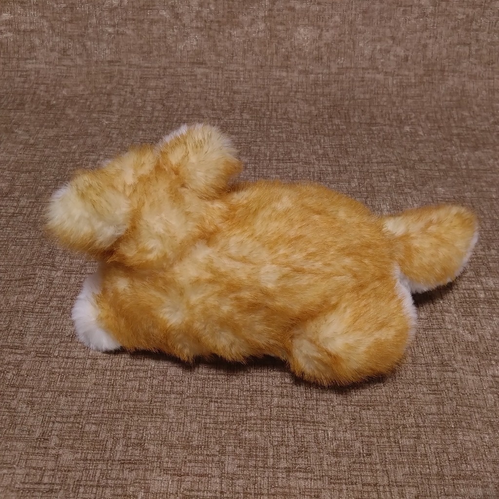 寝転ぶ犬ぬいぐるみ