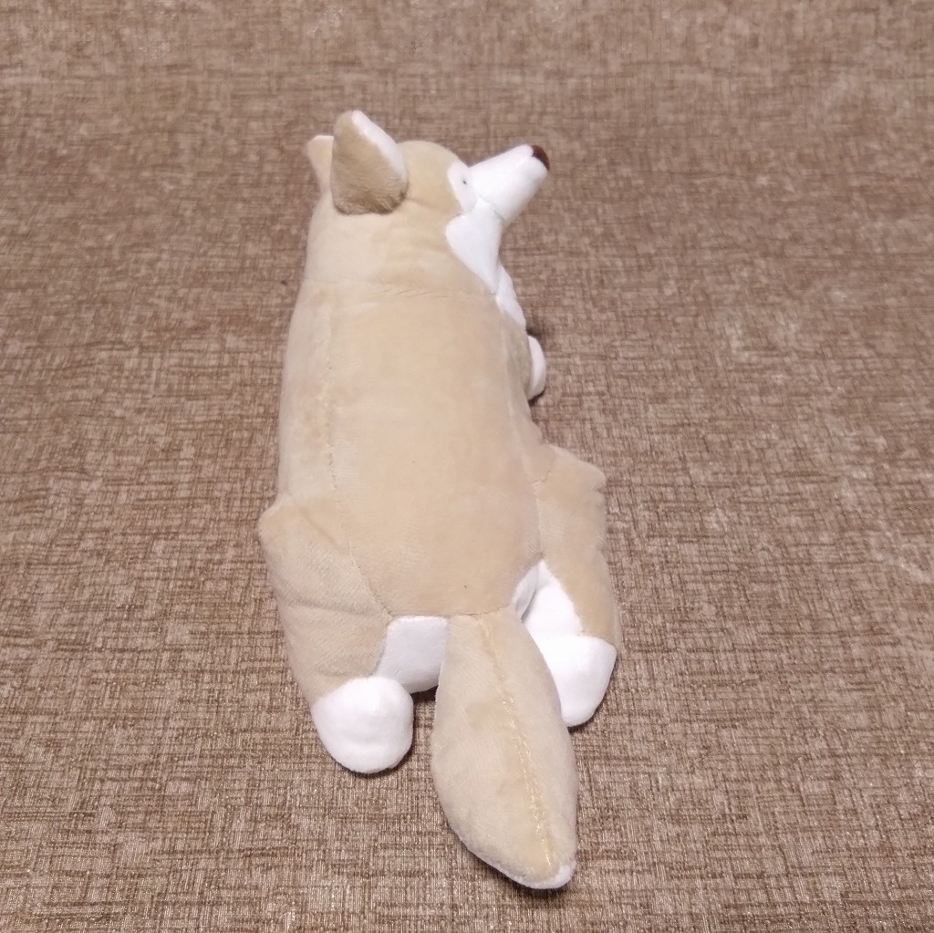 寝転ぶ犬ぬいぐるみ