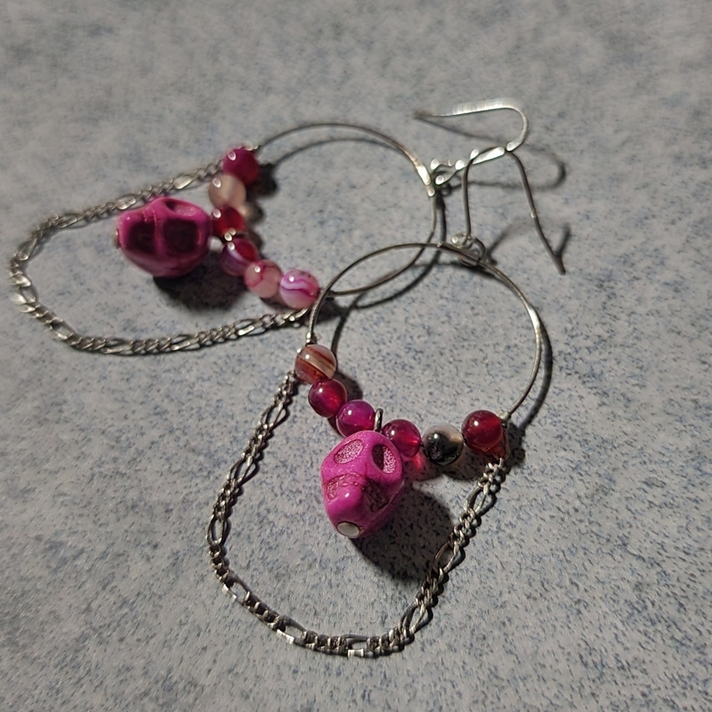 スカルのアミュレット風フープピアス