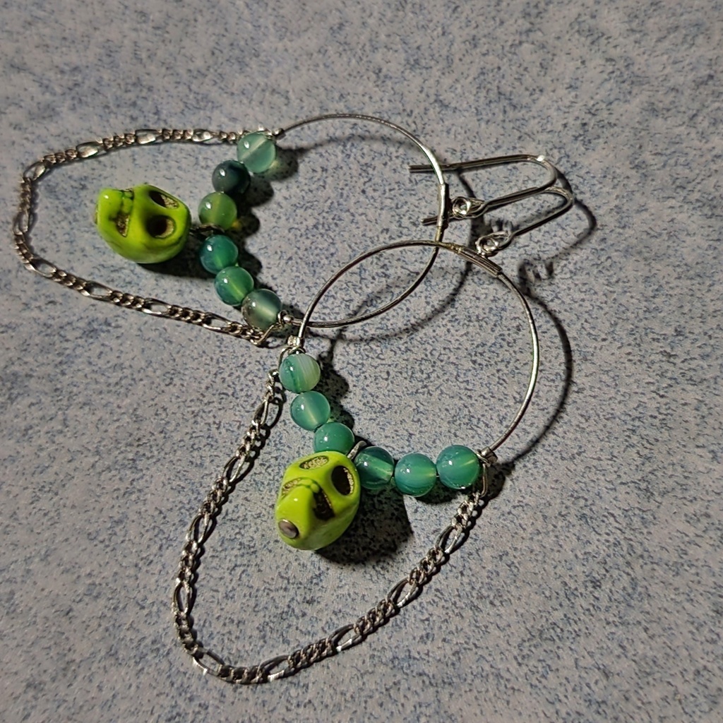 スカルのアミュレット風フープピアス