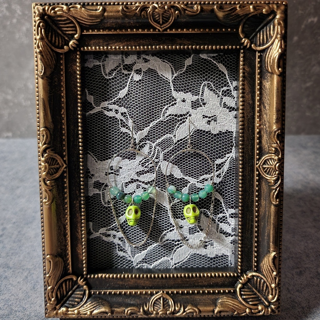 スカルのアミュレット風フープピアス