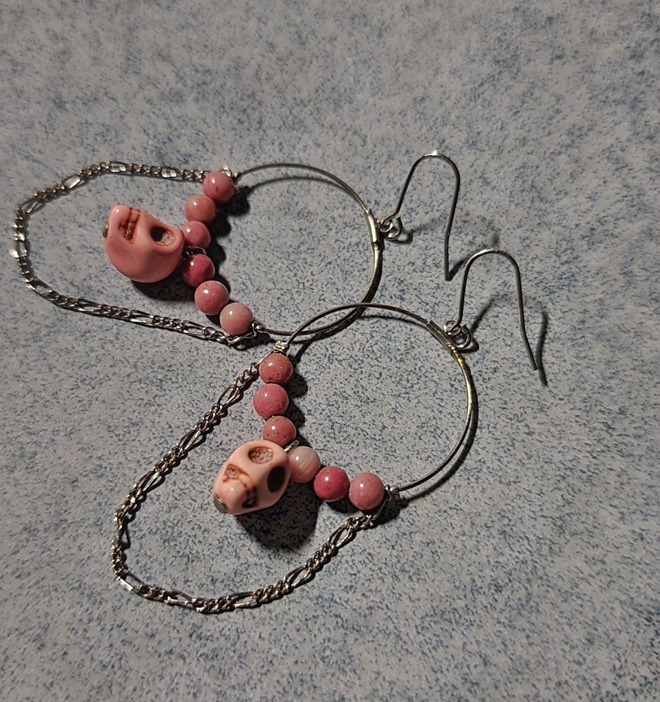 スカルのアミュレット風フープピアス