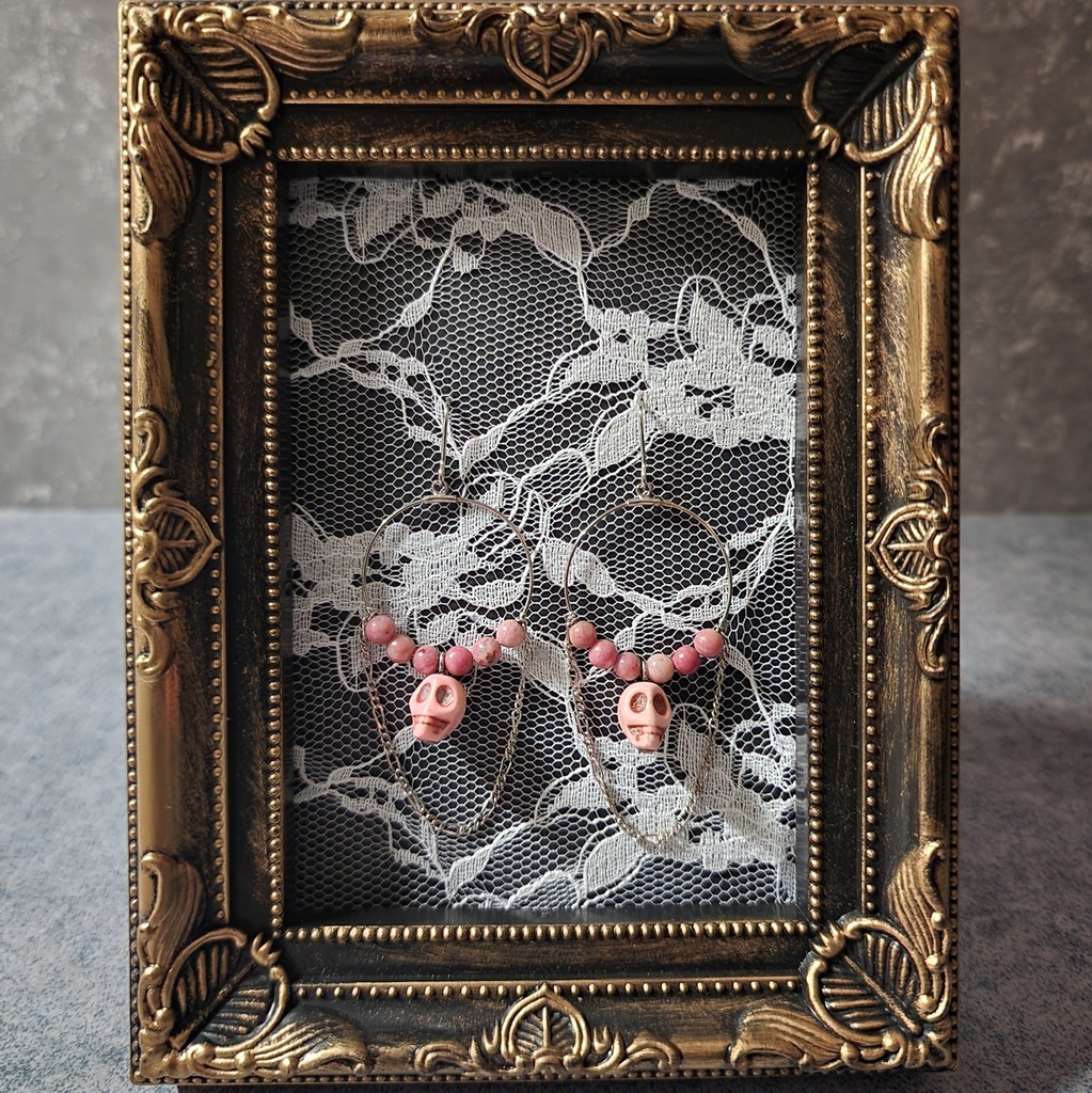 スカルのアミュレット風フープピアス