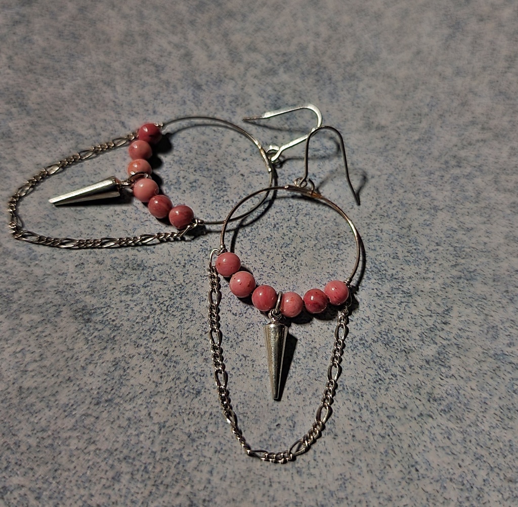 スタッズのアミュレット風フープピアス