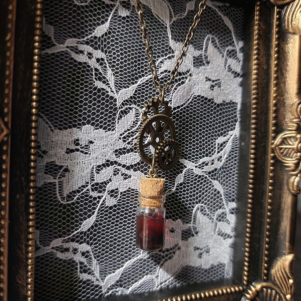 ダイヤのアミュレット風フープピアス