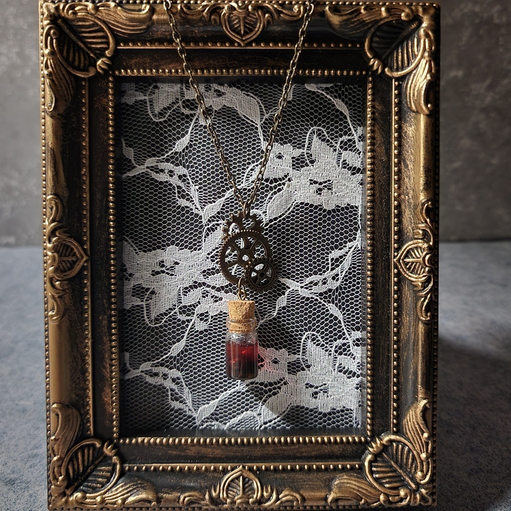 ダイヤのアミュレット風フープピアス