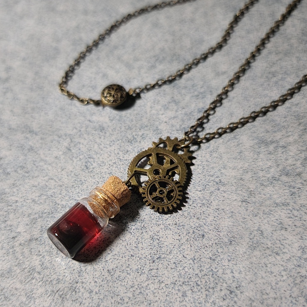 ダイヤのアミュレット風フープピアス