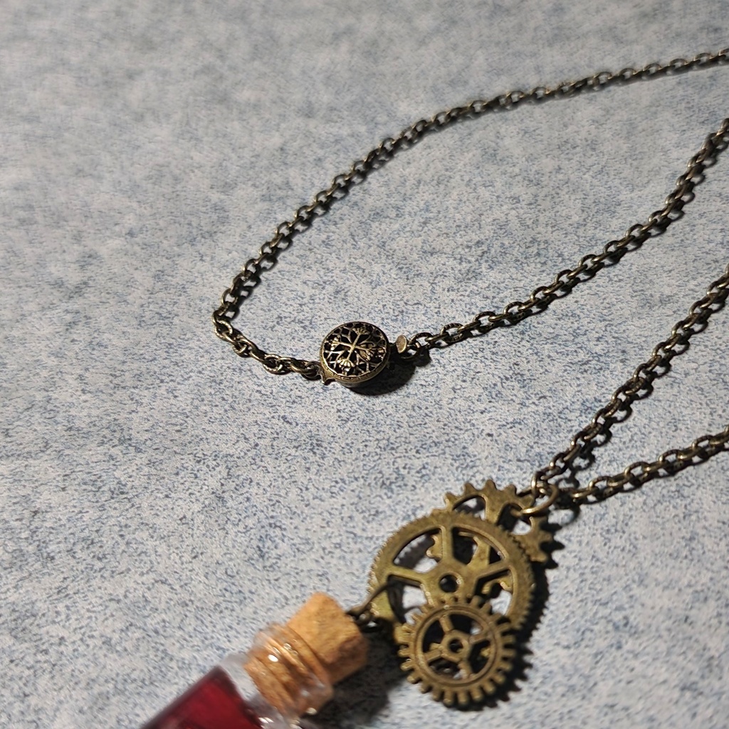 薬瓶ネックレス