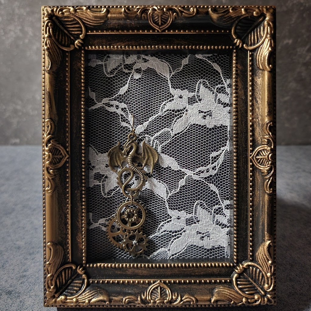 ドラゴンと歯車の片耳ピアス