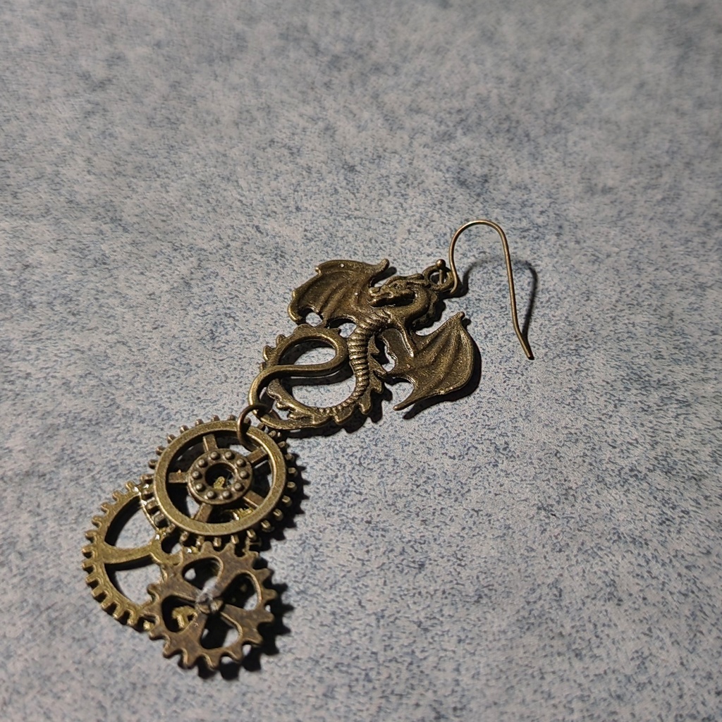 ドラゴンと歯車の片耳ピアス