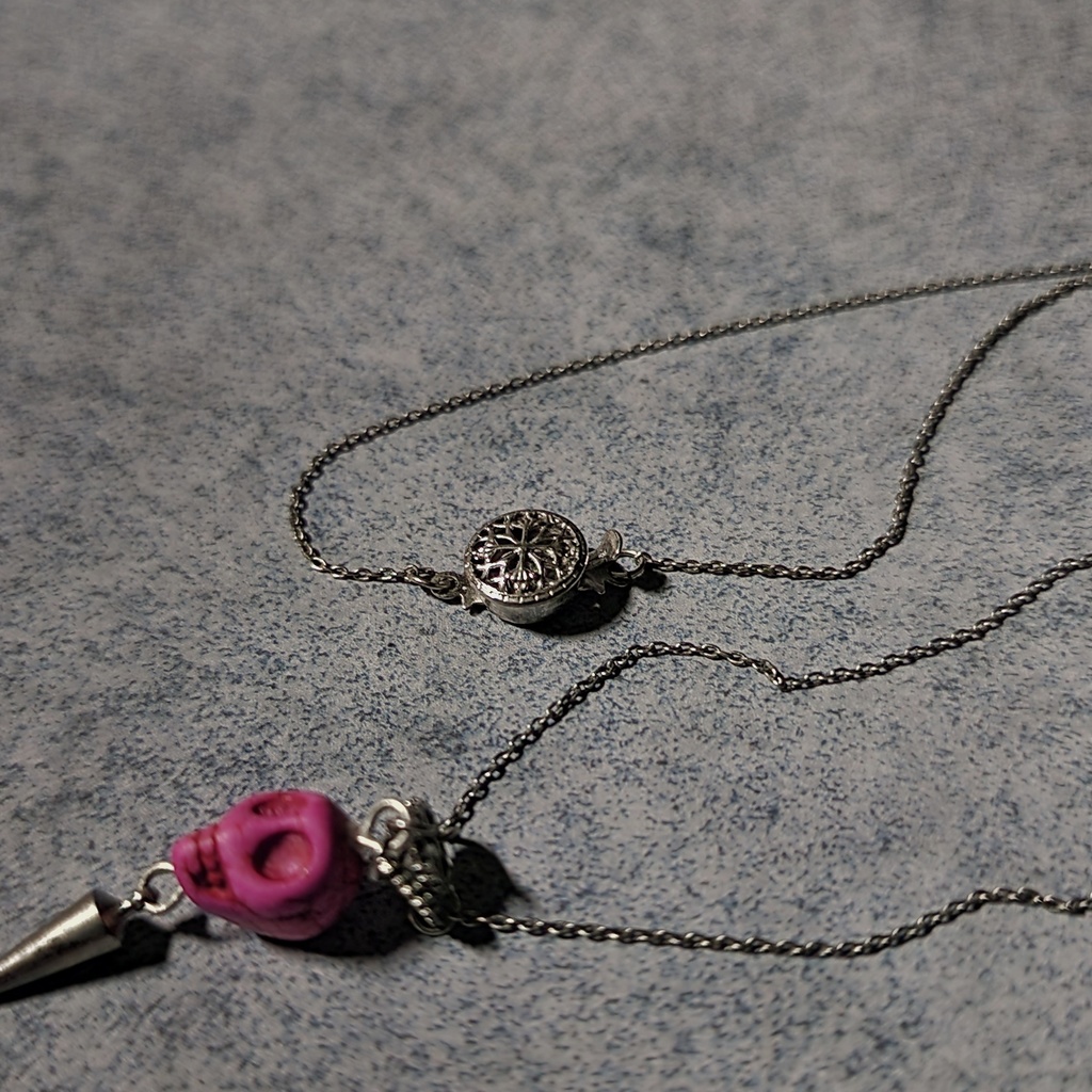 スカルとスタッズのネックレス