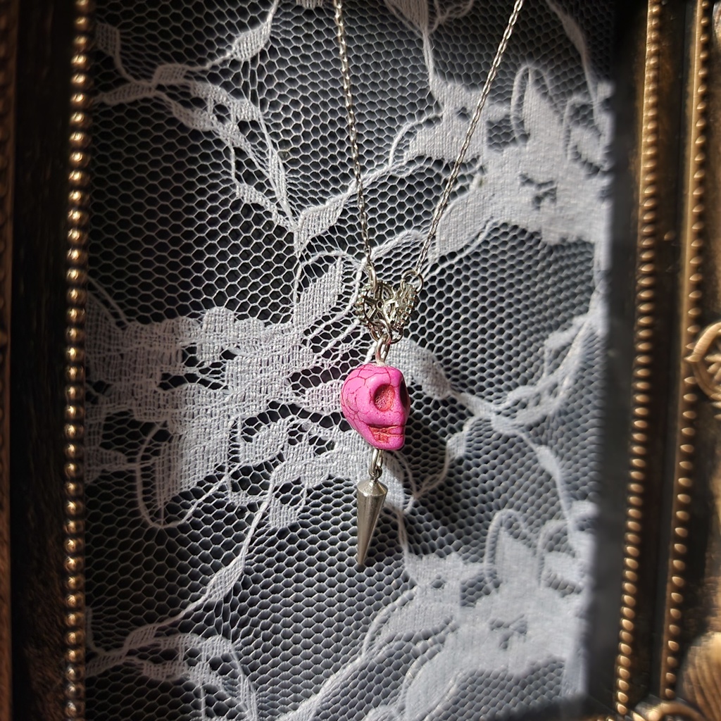 スカルとスタッズのネックレス